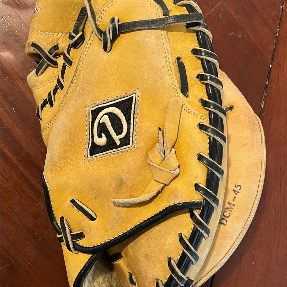 Diamond DCM 45 catchers mitt, right hand throw
